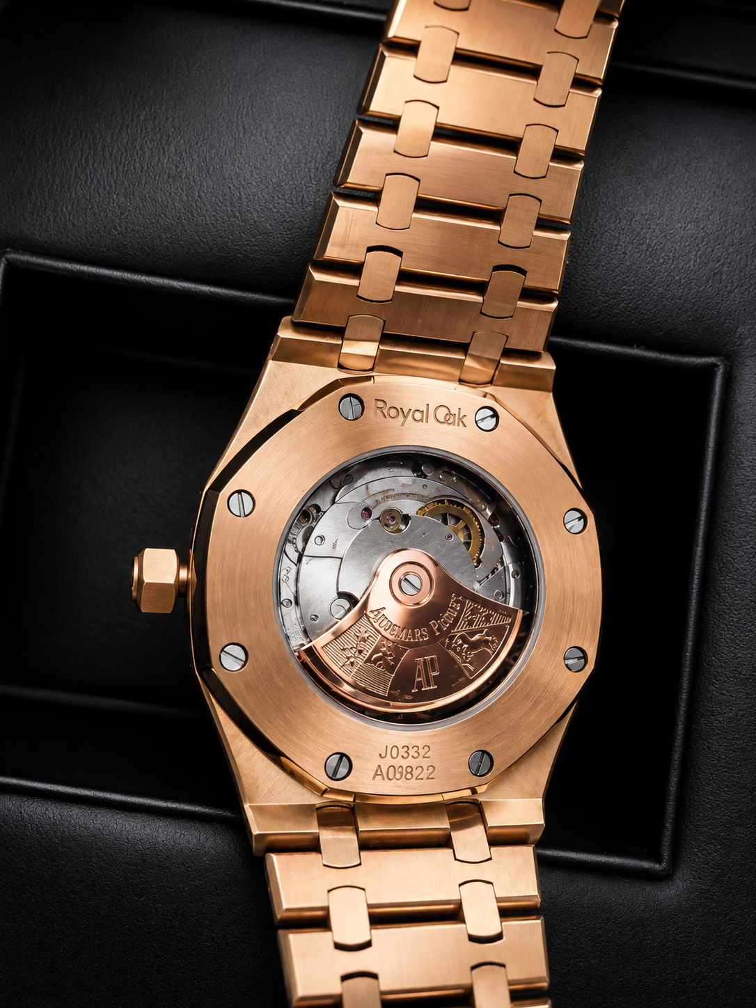 Acercamiento al reverso del reloj estilo Royal Oak Rose Gold